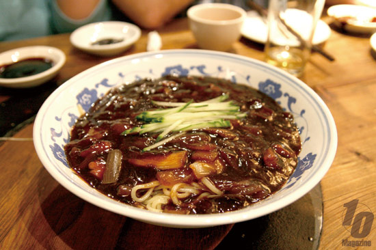 http://www.10mag.com/wp-content/uploads/2011/04/jajangmyeon2.jpg
